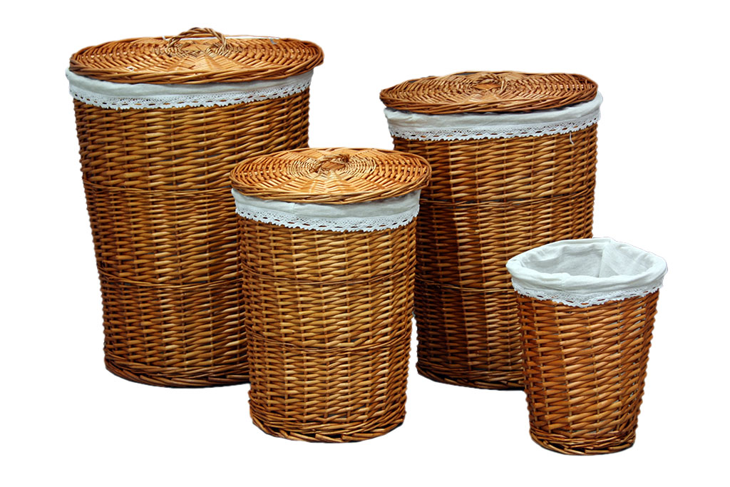 Set compuesto por tres roperos y una papelera de mimbre marron y funda