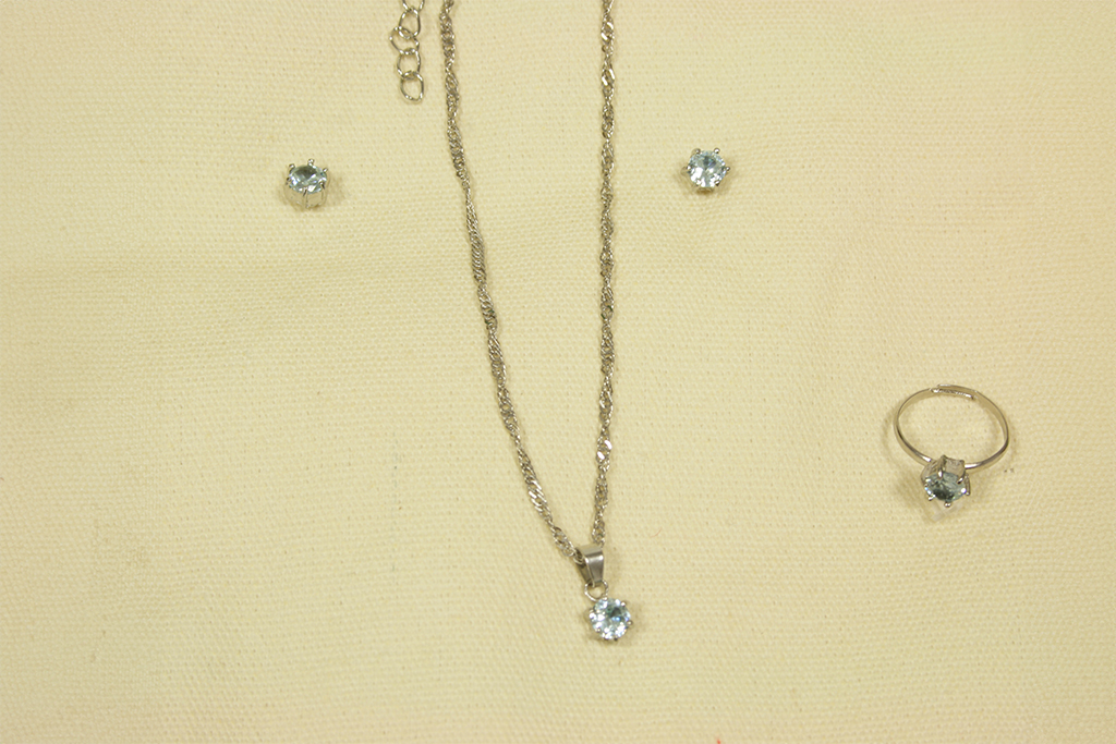 Boite à bijoux bleue contenant une rose stabilisée