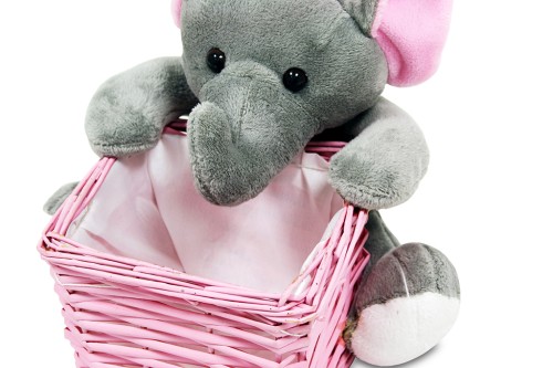 Bandeja mimbre rosa con peluche de elefante