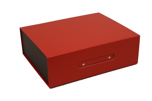 Mallette en carton rouge