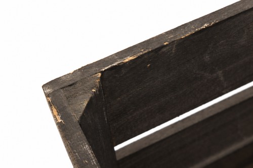 Caja de madera negra 
