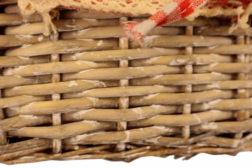 Cesta con tela roja y blanca