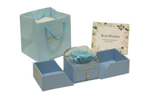 Boite à bijoux bleue contenant une rose stabilisée