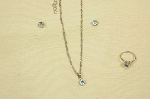 Boite à bijoux bleue contenant une rose stabilisée
